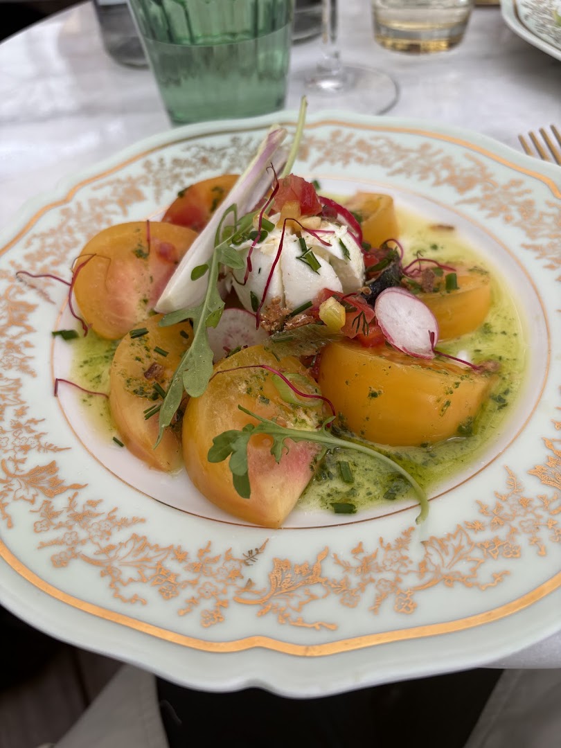 Une salade de tomates jaunes, burrata et herbes