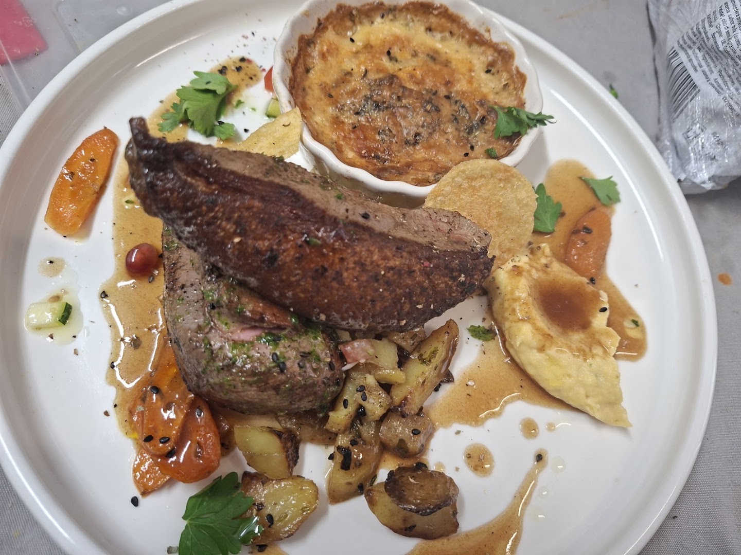 Du magret avec des légumes rôtis et un gratin
