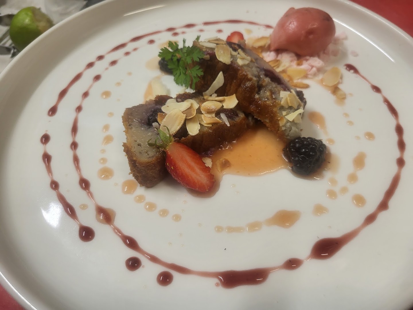 Un dessert de fruits, amandes et sorbet
