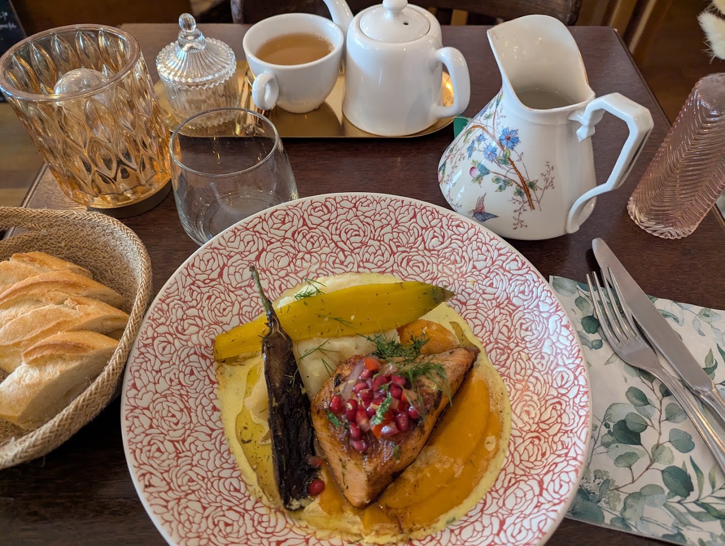 Du saumon et des légumes sur une table dressée